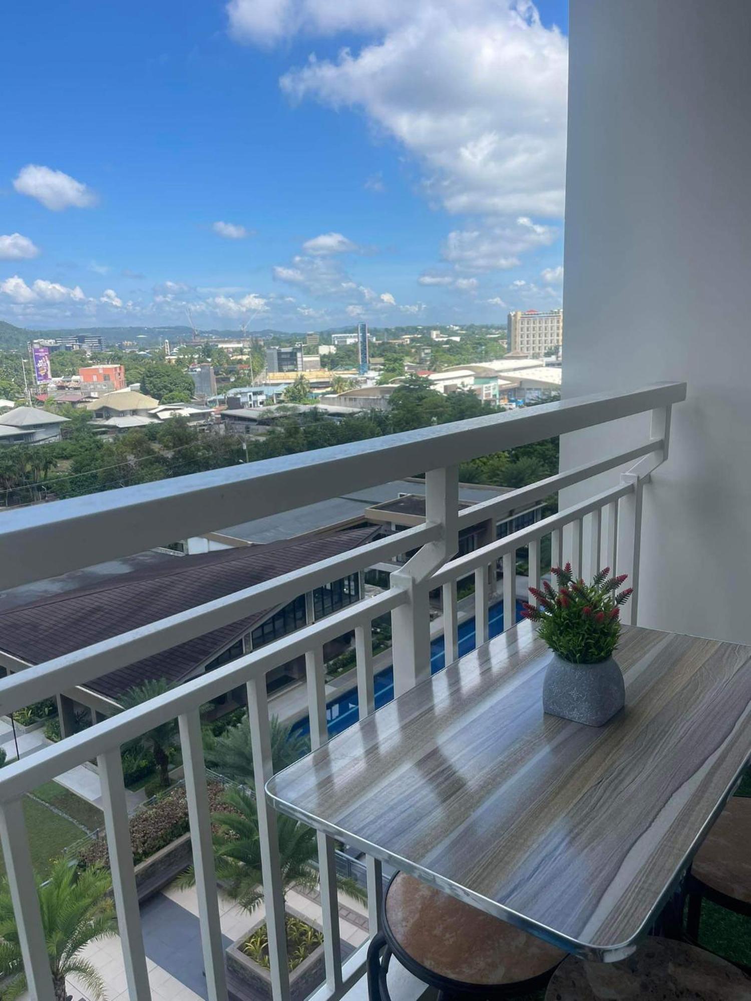 Verdon Parc Davao City With Balcony By Darpm Luaran gambar