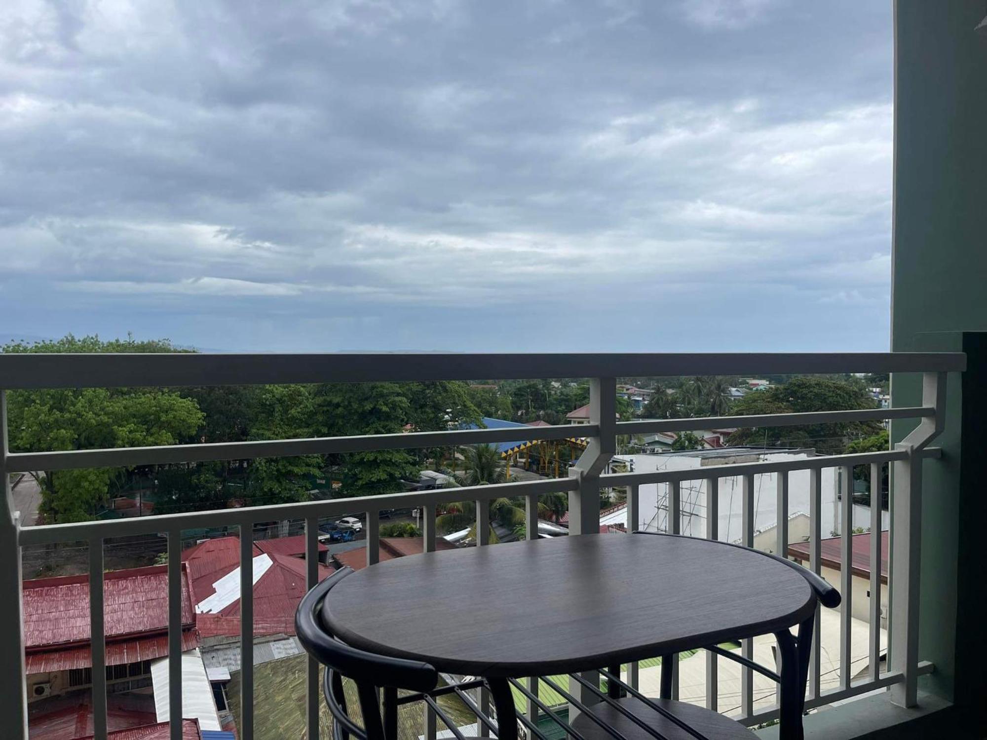 Verdon Parc Davao City With Balcony By Darpm Luaran gambar