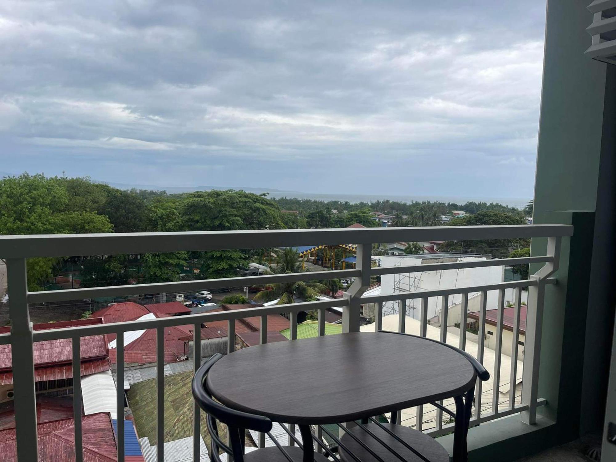 Verdon Parc Davao City With Balcony By Darpm Luaran gambar